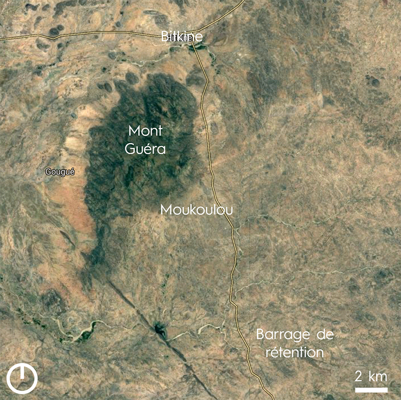 Au Sud-Est du Mont Guéra se situent le village de Moukoulou ainsi que le barrage de rétention.
